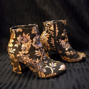 UNIQUE, eye catching boots with side zip.